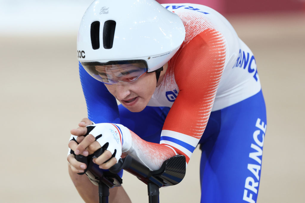 Para cyclist Alexandre Leaute riding his bike