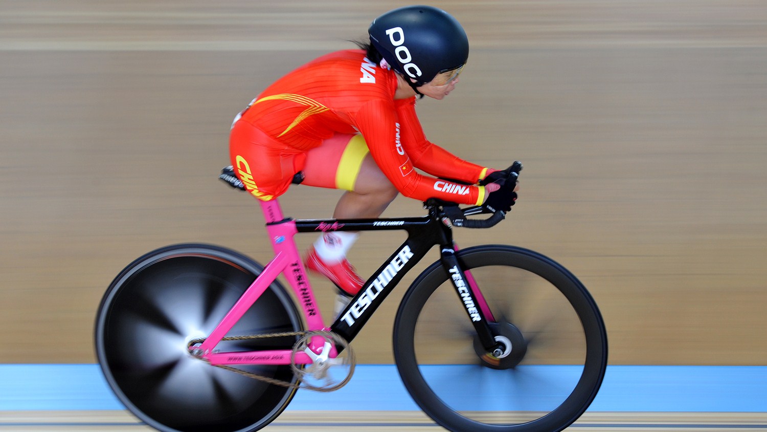 Cyclist with amputated leg on a track