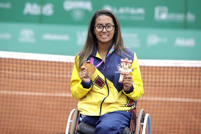 Angélica Bernal holding her Lima 2019 gold medal