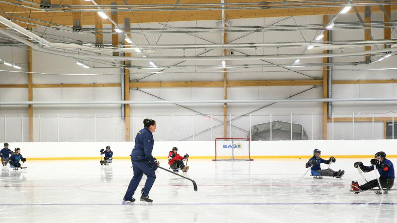 Para ice hockey coach and athletes practice in Sweden