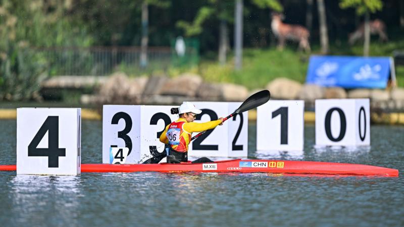 Xie Maosan won the gold medal in canoe KL1, the first one of the Asian Para Games.