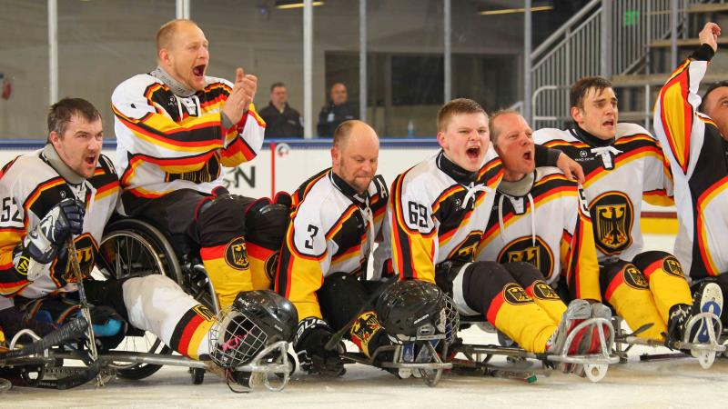 Germany's ice sledge hockey team celebrates after defeating the Czech Republic at Buffalo 2015.