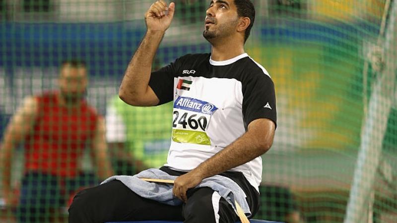 para discus athlete throws a discus