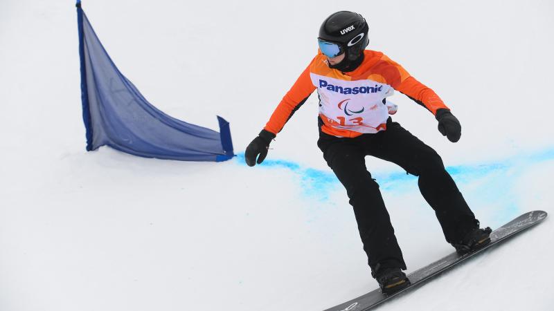 female Para snowboarder Lisa Bunschoten