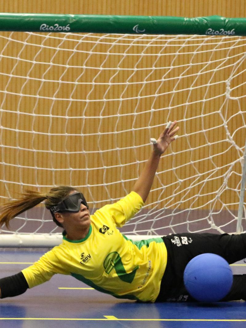 Geovanna Moura preventing the blue ball from entering the goal