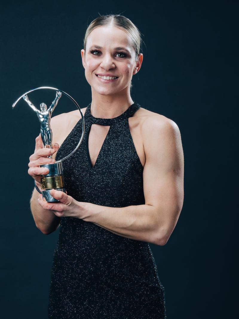 Oksana Masters holding the Laureus Award