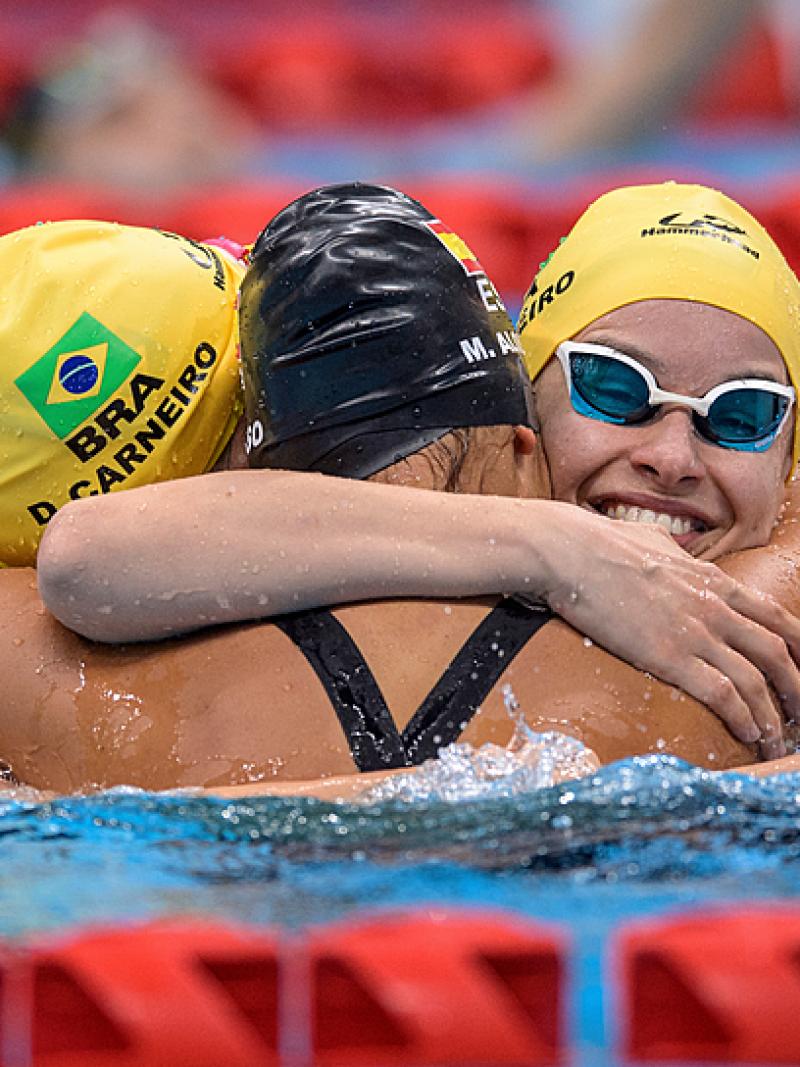 Beatriz and Debora Carneiro