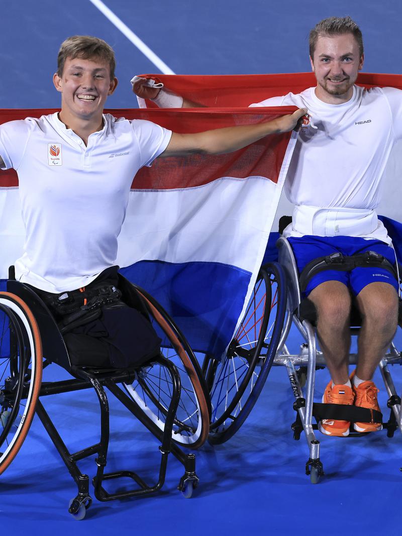 Sam Schroder and Niels Wink side by side holding the Dutch flag