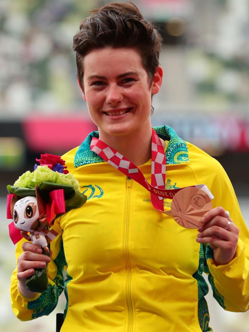 Robyn Lambird smiles as she holds up her bronze medal during a medal ceremony at Tokyo 2020.