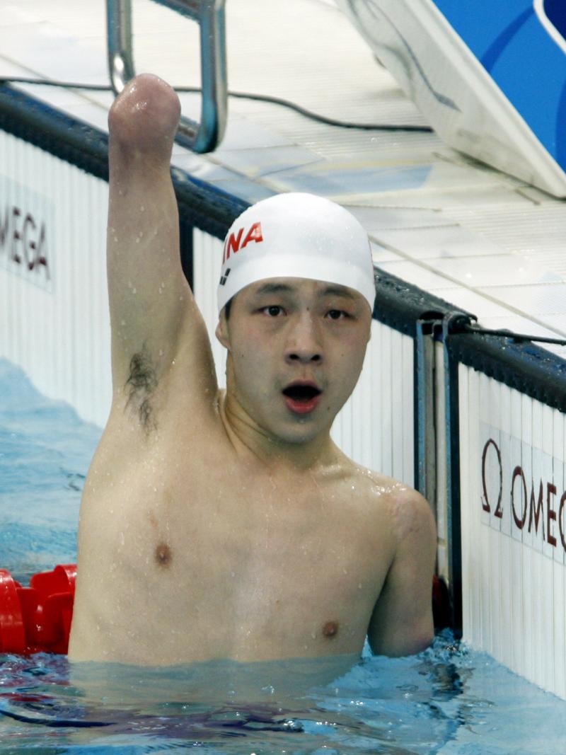 Qing Xu celebrating his win in the pool.