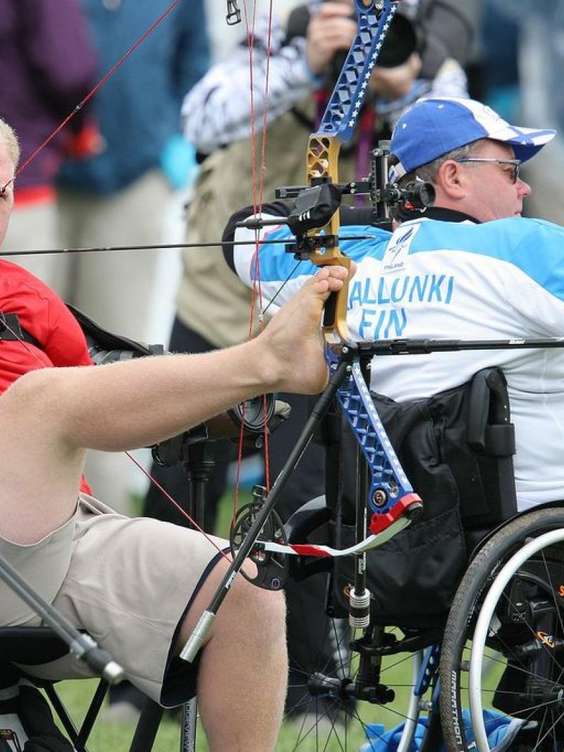 Matt Stutzman competes at London 2012