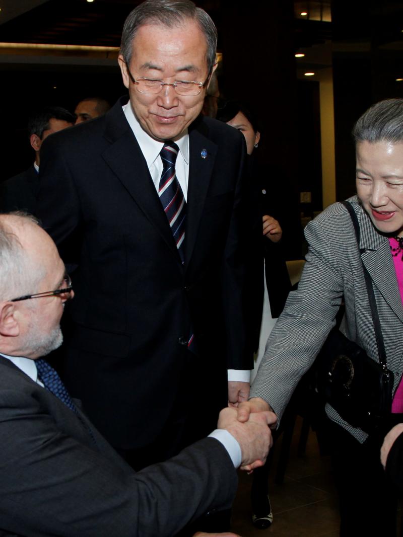 Sir Philip Craven shakes hands with the wife of UN Secretary General Ban Ki-Moon.