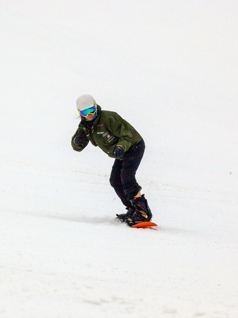 Joany Badenhorst on a snowboard at a snowboard-cross event.