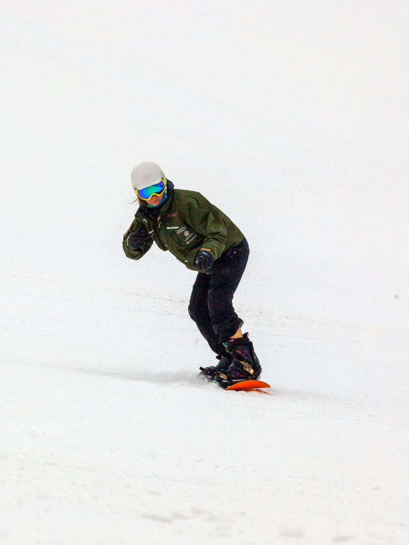 Joany Badenhorst on a snowboard at a snowboard-cross event. 