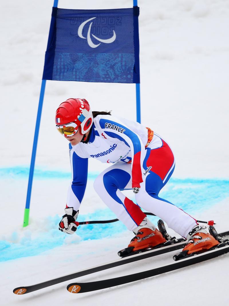 Marie Bochet skiing past a gate