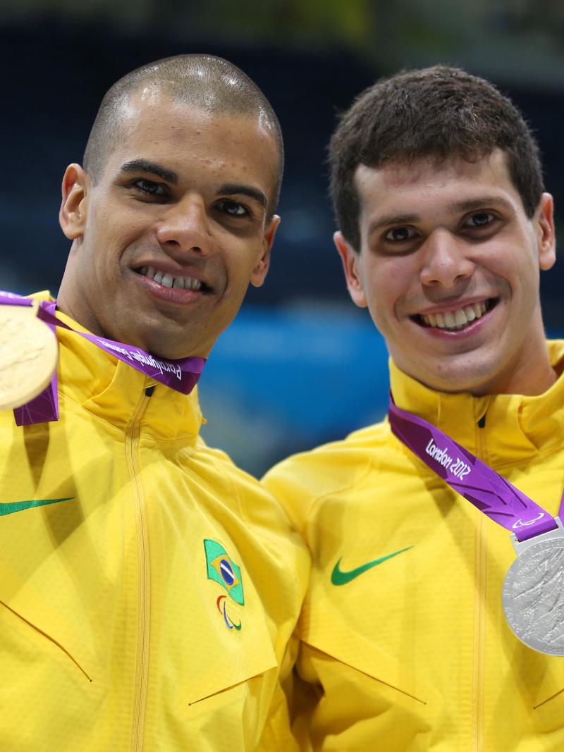 Phelipe Rodrigues with Andre Brasil showing their medals.