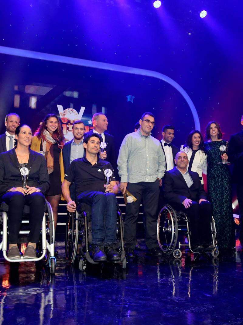 Group shot of people with and without wheelchairs