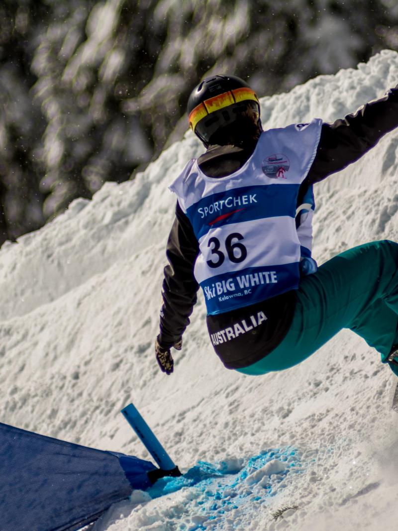 A Para snowboarder racing
