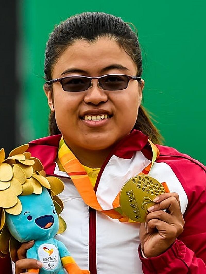 a para archer celebrates with her gold medal