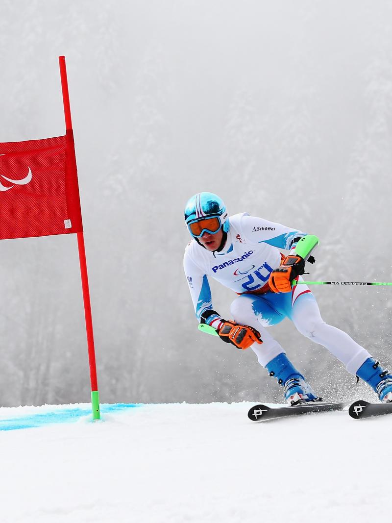 a male Para skier