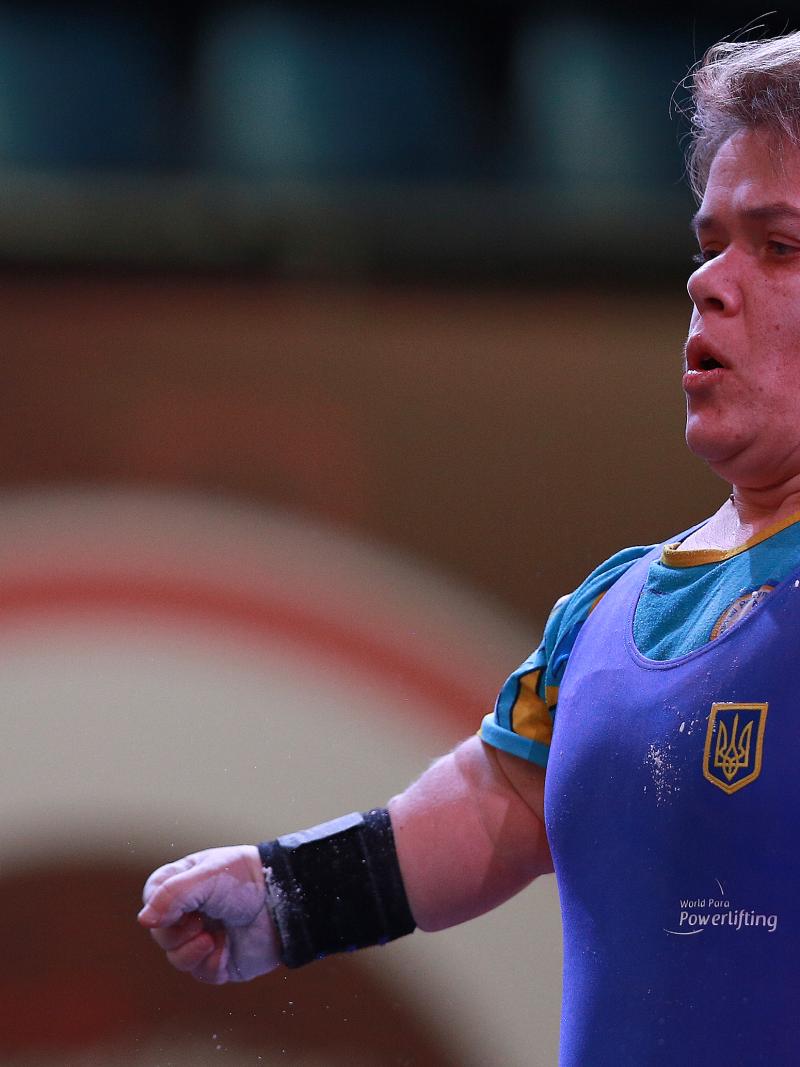 a female powerlifter