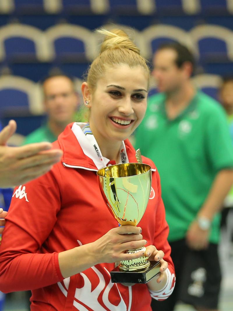Female goalball player received trophy