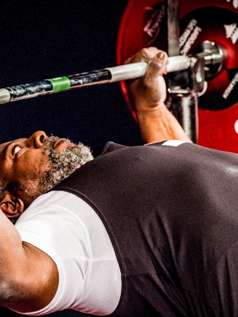 A male powerlifter lifting the bar