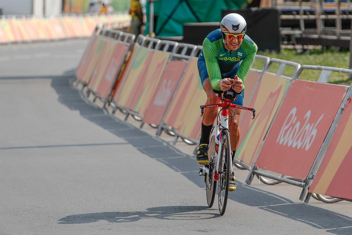 Brazilian man competing in the road race