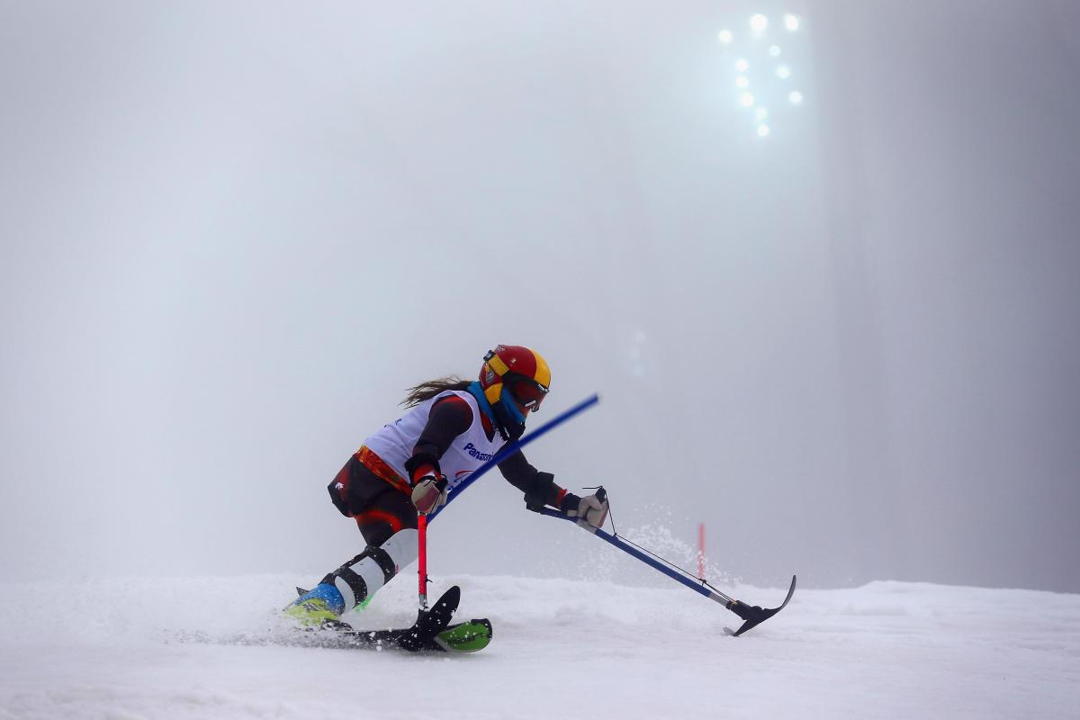 A leg amputee female Para alpine skier competing