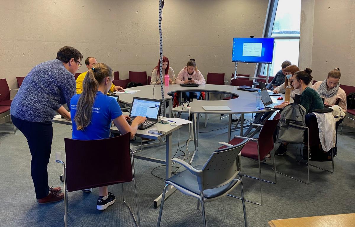 Group of students working in a round table