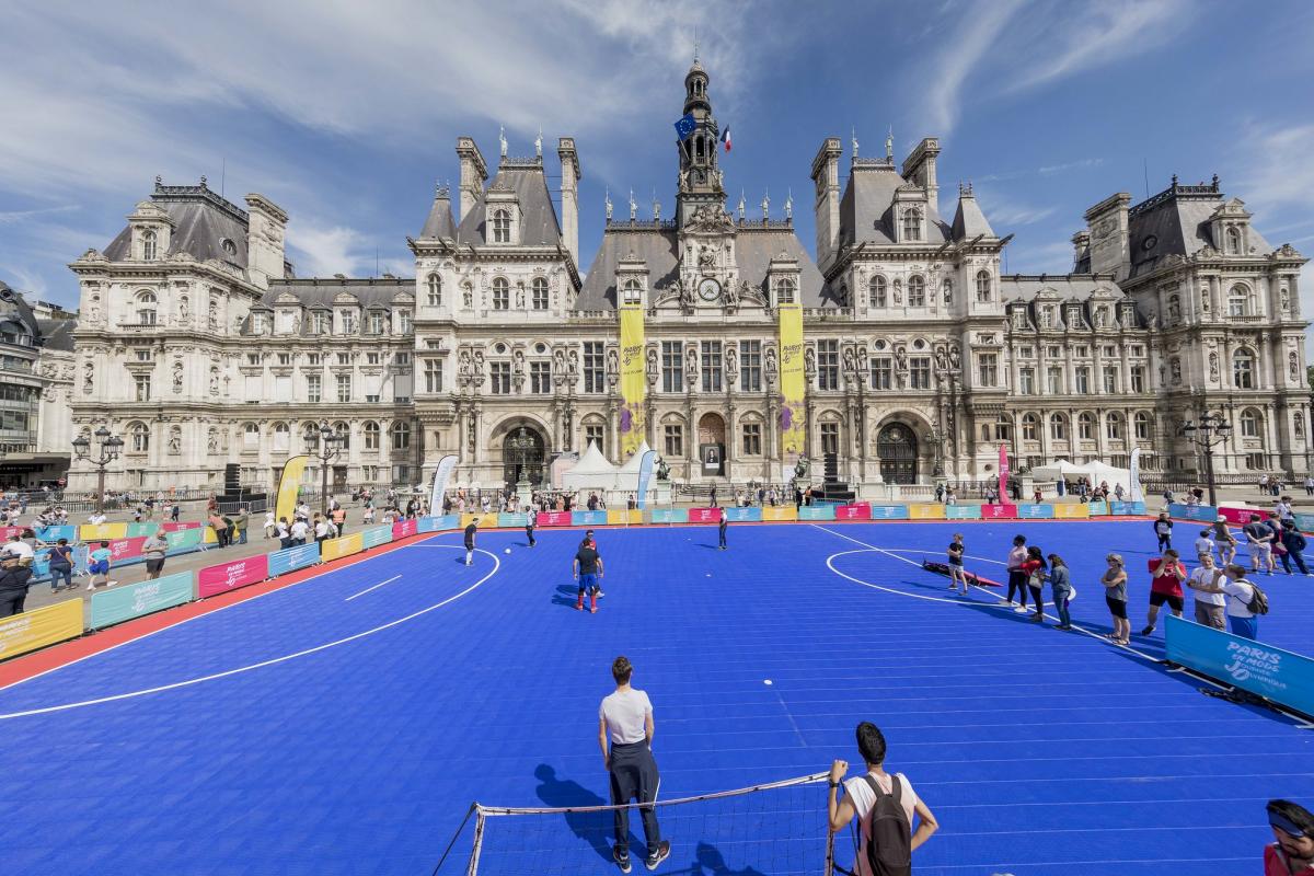 Sporsora - PARIS 2024 ET PARIS LA NOUVELLE VILLE HOTE, LANCENT LA TOURNEE  DES DRAPEAUX OLYMPIQUE ET PARALYMPIQUE PARTOUT EN FRANCE