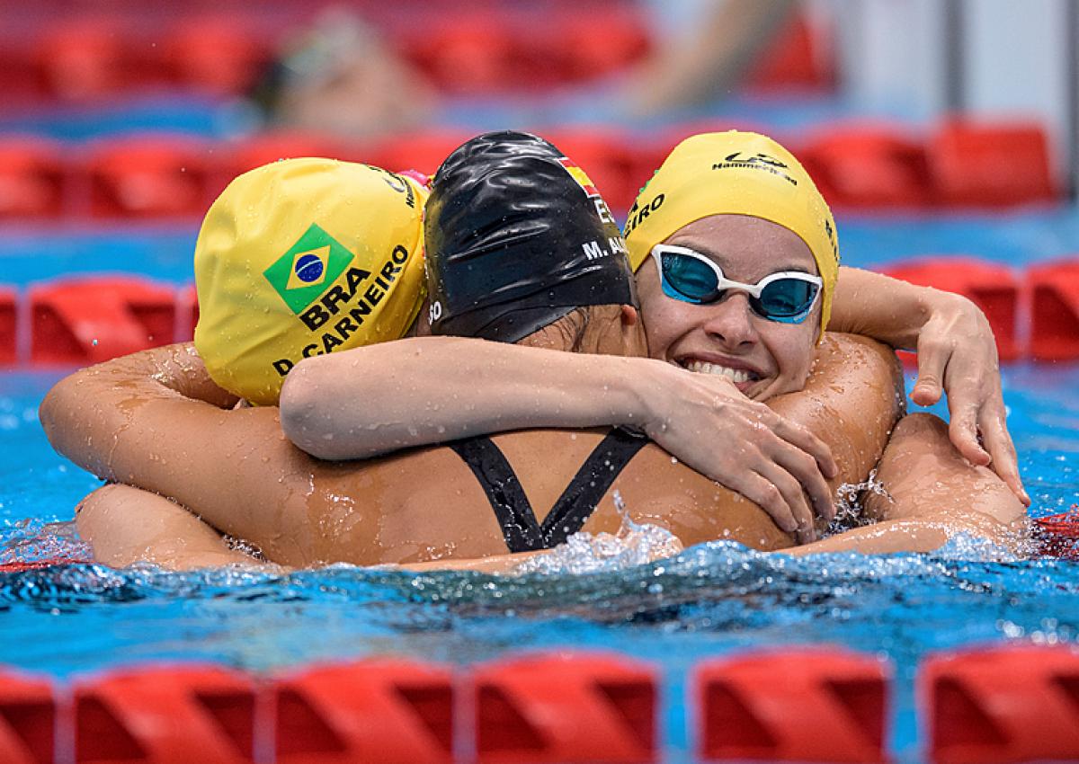 Beatriz and Debora Carneiro