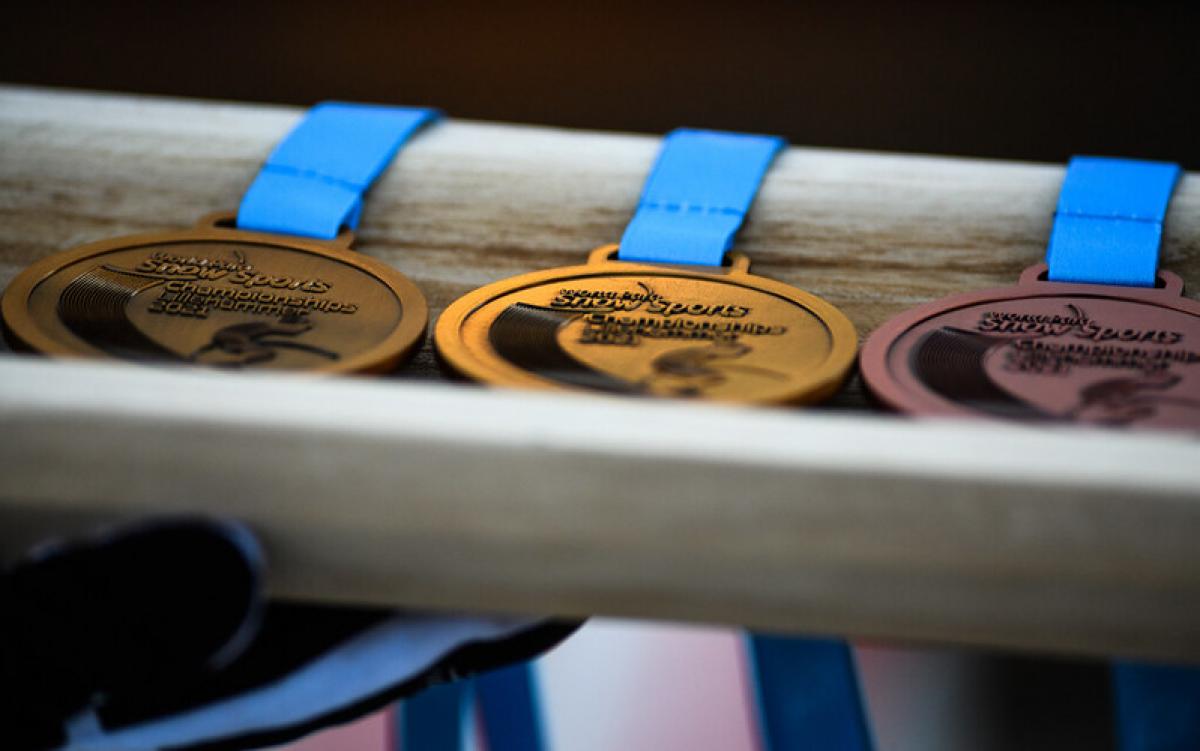 A tray with a gold, a silver and a bronze medal 