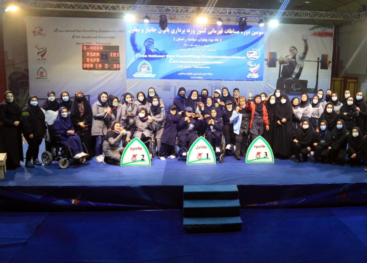 Image of women in a Para Powerlifting competition