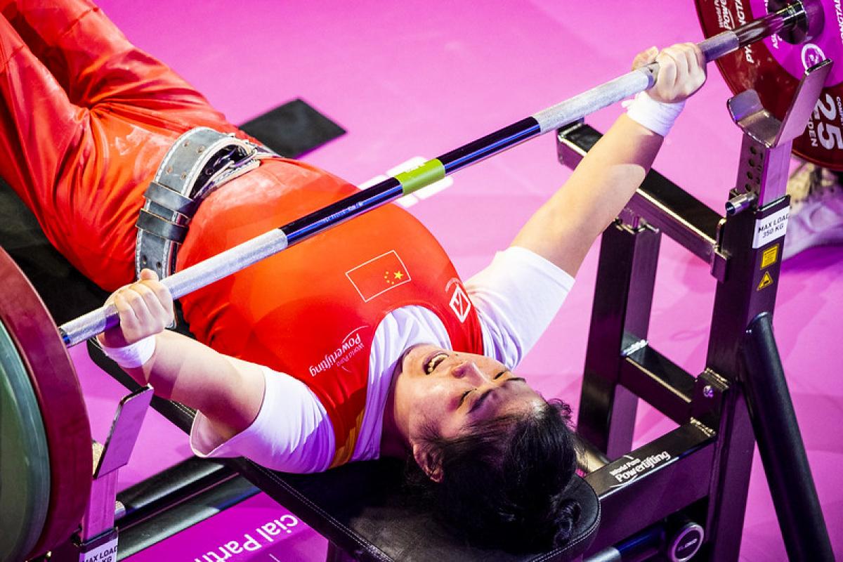 Press de banca de levantamiento de pesas olímpico powerlifting