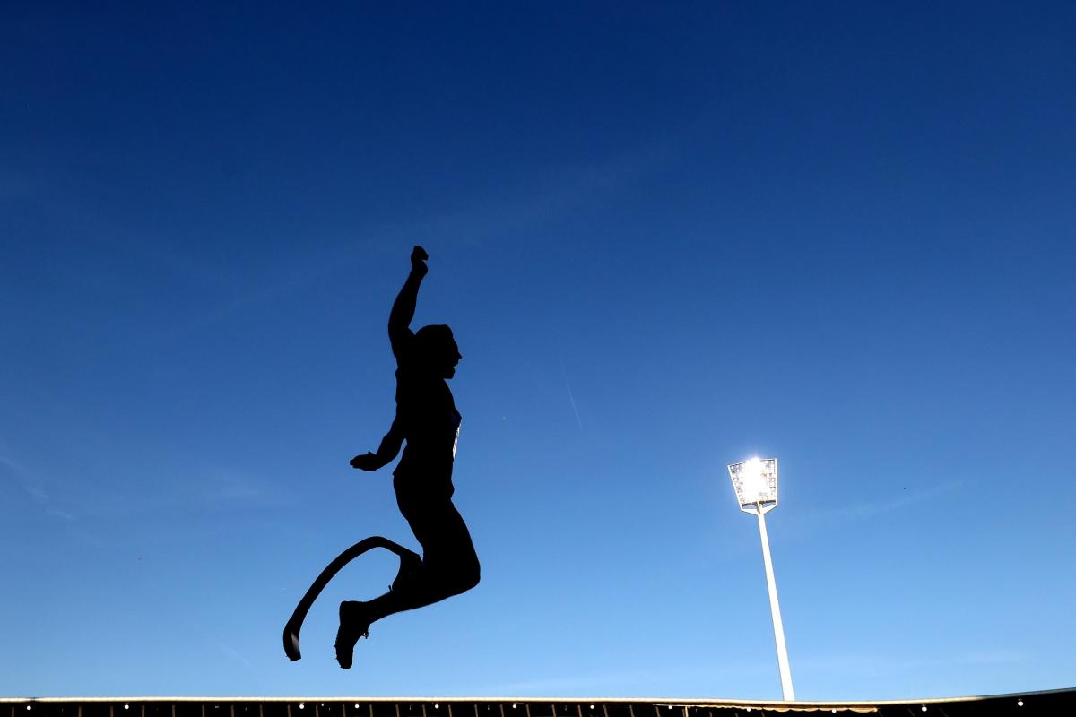 A men with a prosthetic leg jumping