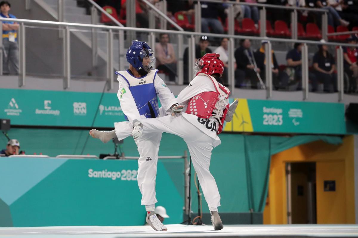 Cicero Do Nascimento de Brazil (blue) y gersson mejia de Guatemala 