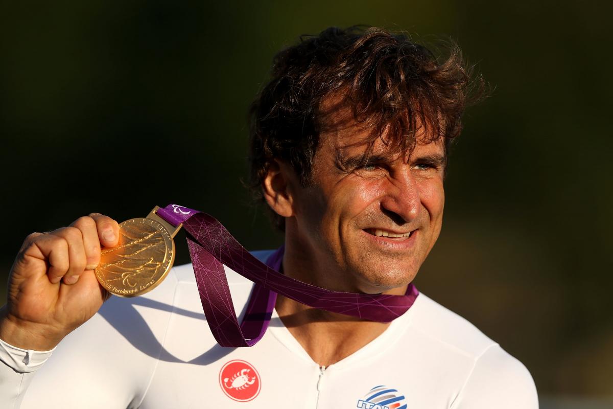 Alex Zanardi wins gold at London 2012