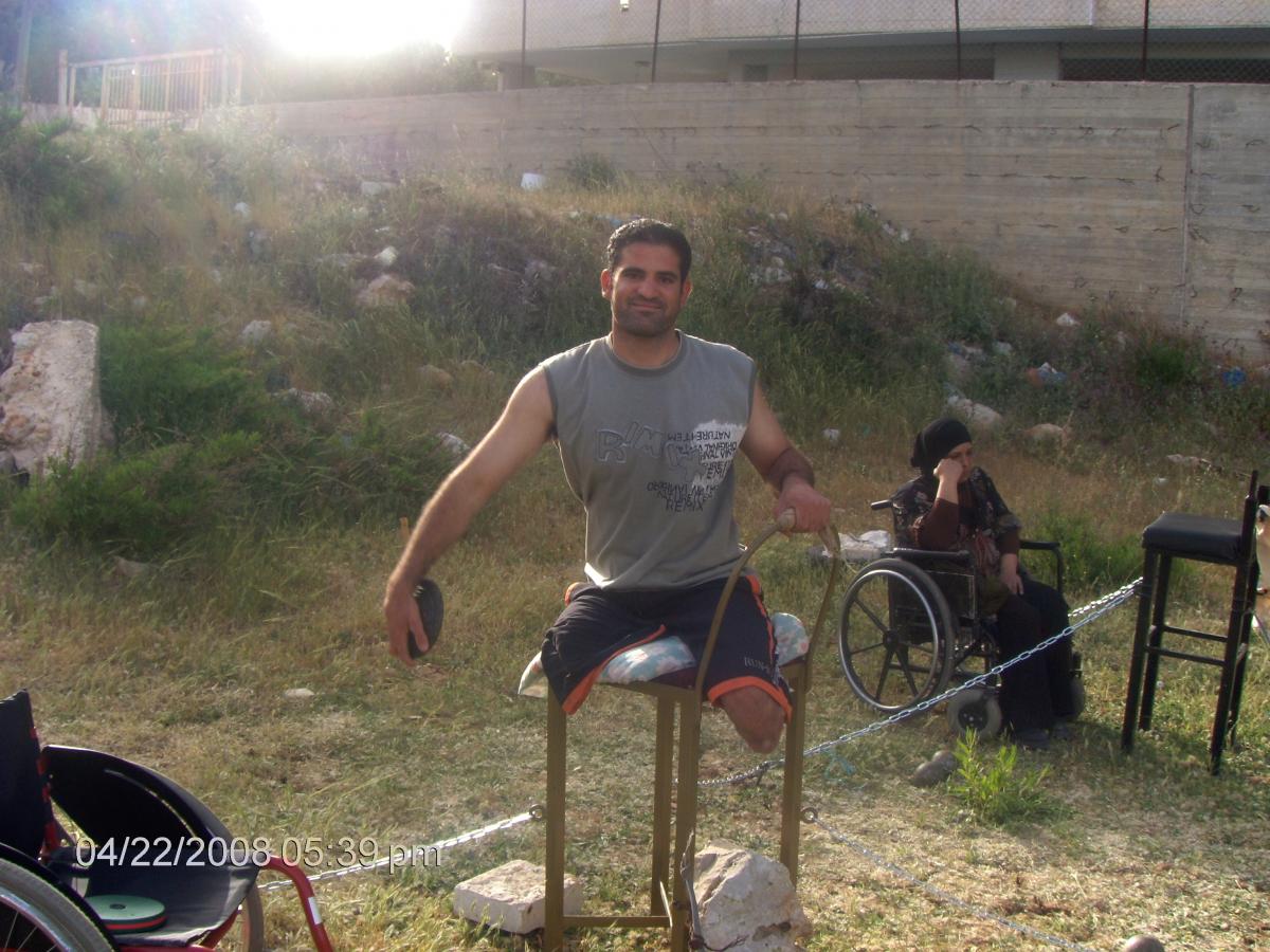 Noor Ismail holding a discus