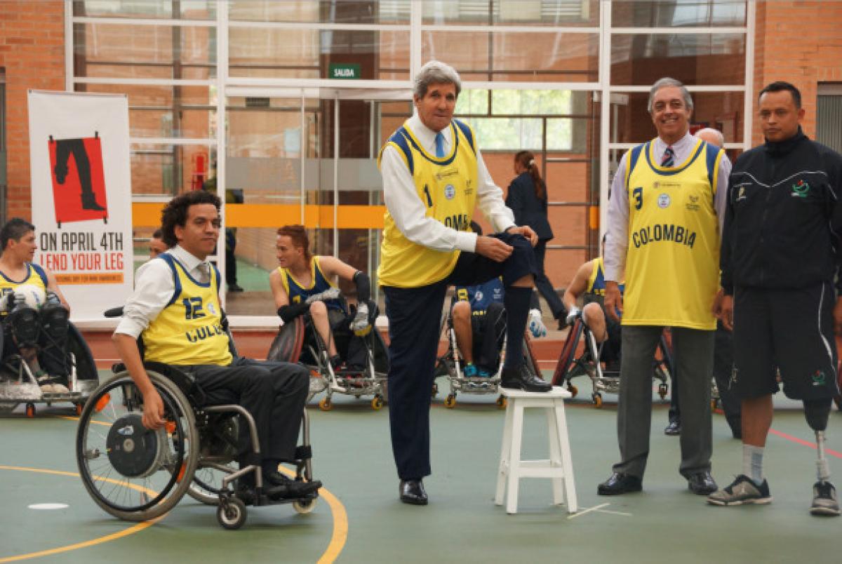 John Kerry takes part in the "Lend Your Leg" programme in Bogota, Colombia.