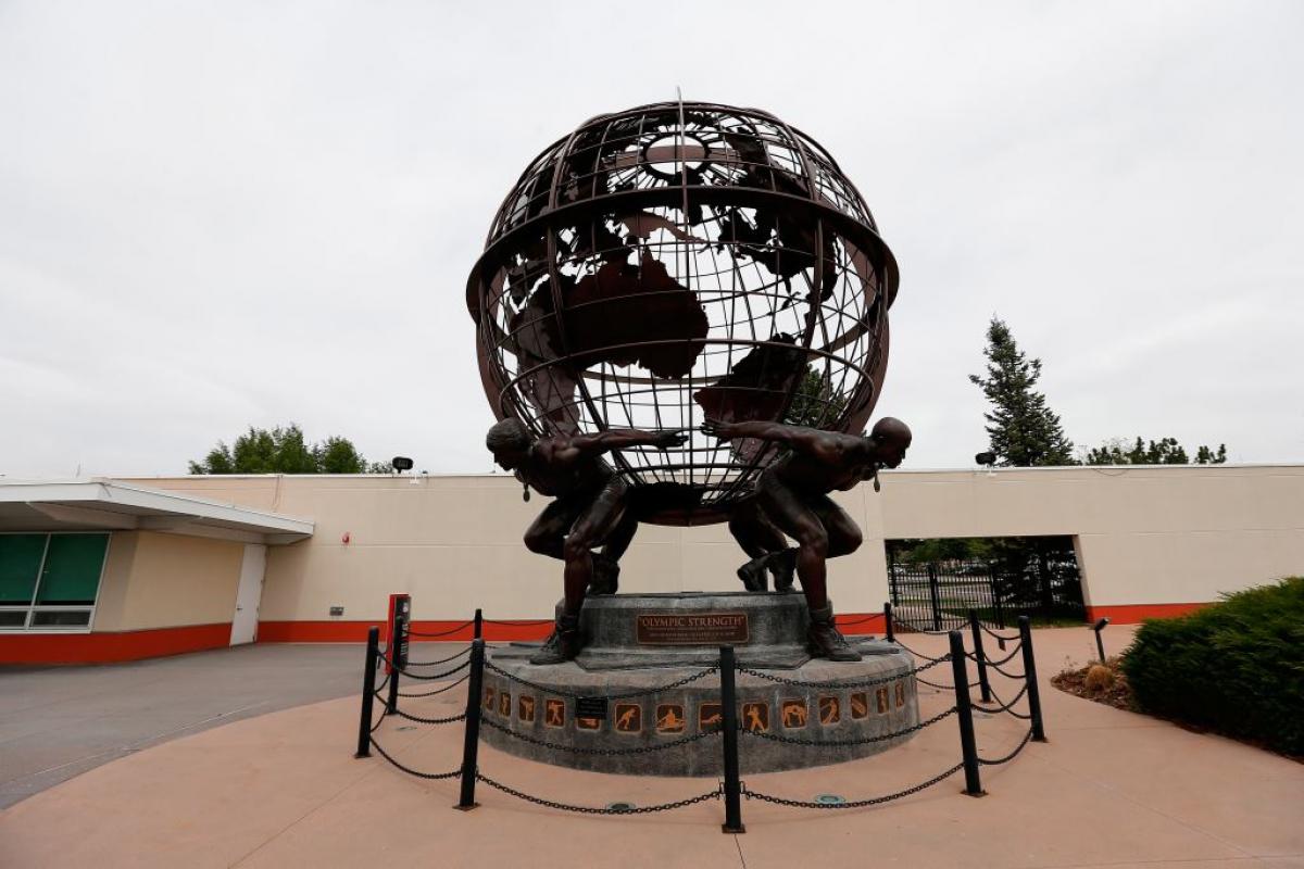 Sculpture showing a golbus held by four people