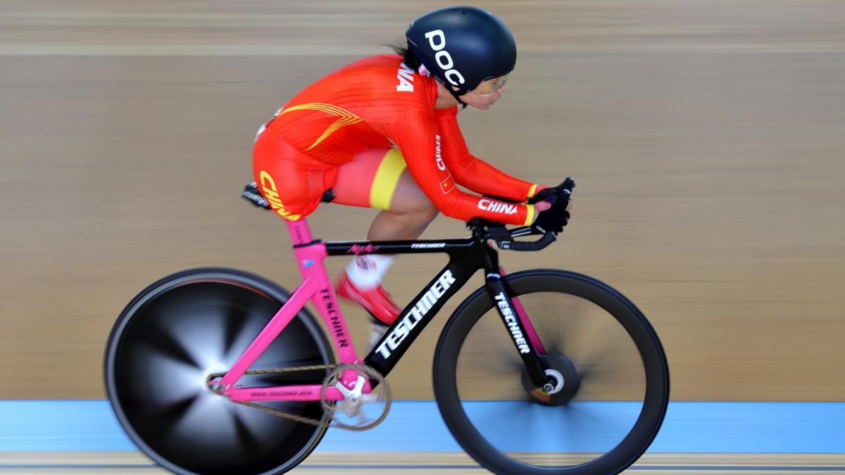 Cyclist with amputated leg on a track