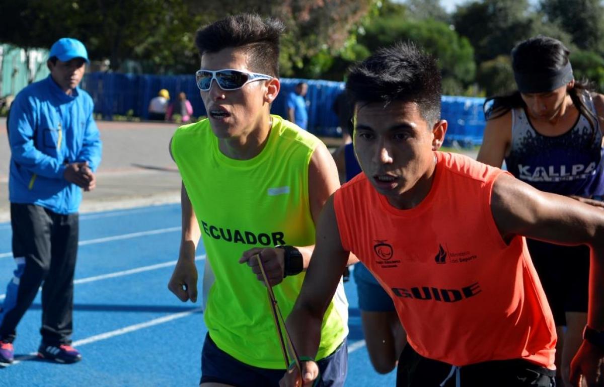 Ecuadorian coach Freddy Geovanni with Darwin Castro and his guide.