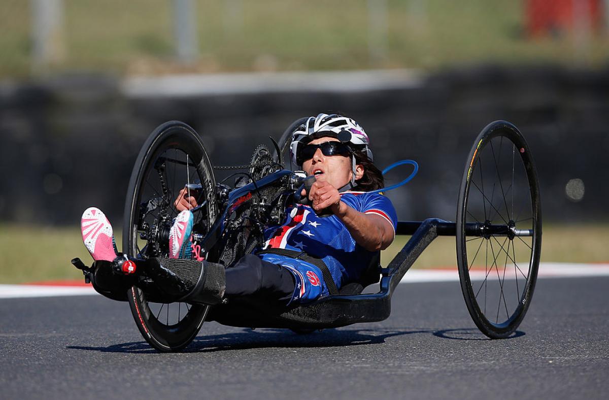 a woman para cyclist 