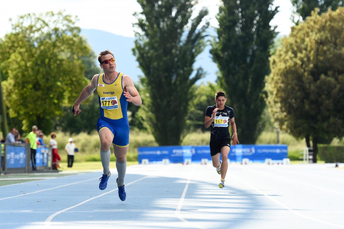 Photo of Per Jonsson running on the track