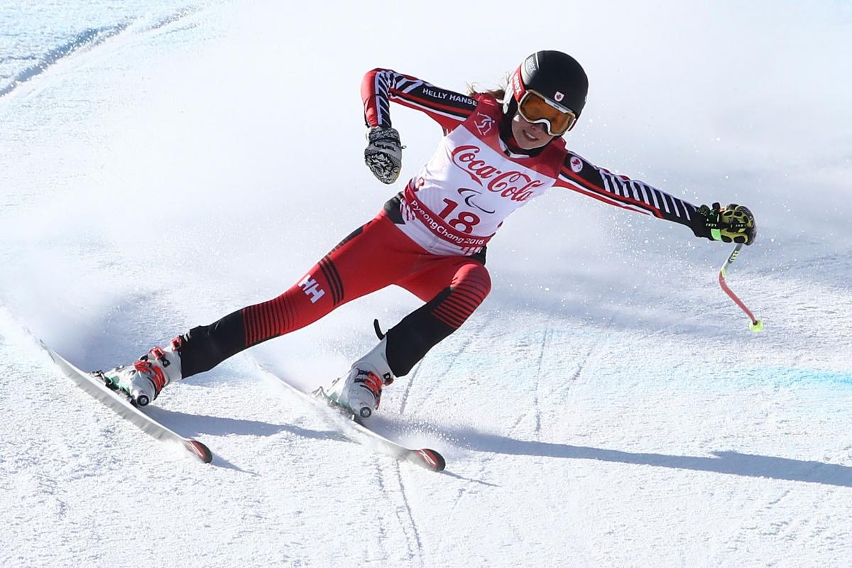 a female Para alpine skier skies down the slope