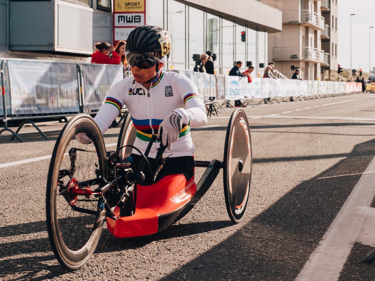 a female hand-cyclist begins a road race