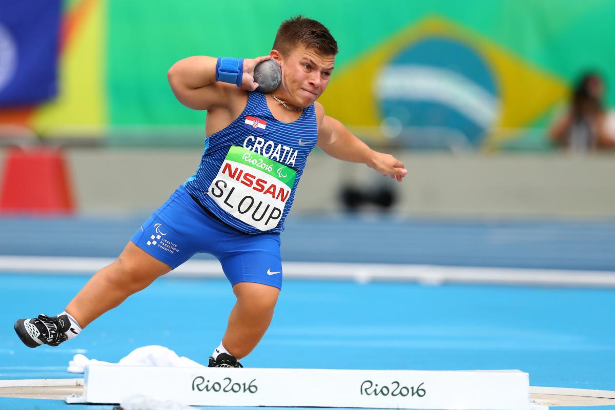 A short-stature competing in shot put