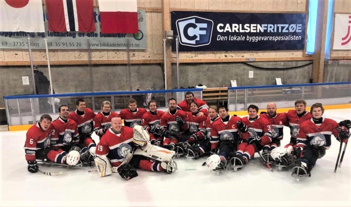 Norwya's Para ice hockey team posing for picture on the ice rink