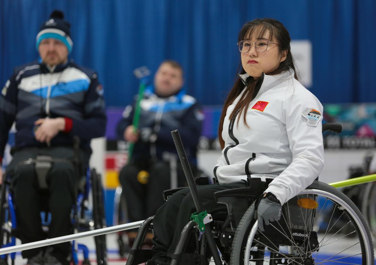 female wheelchair curler Zhou Yan on the ice